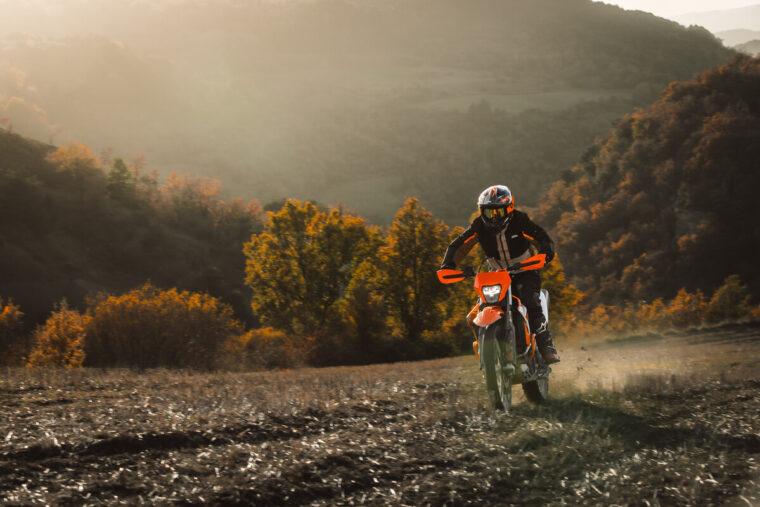KTM-690-Enduro-R-2026-accion41