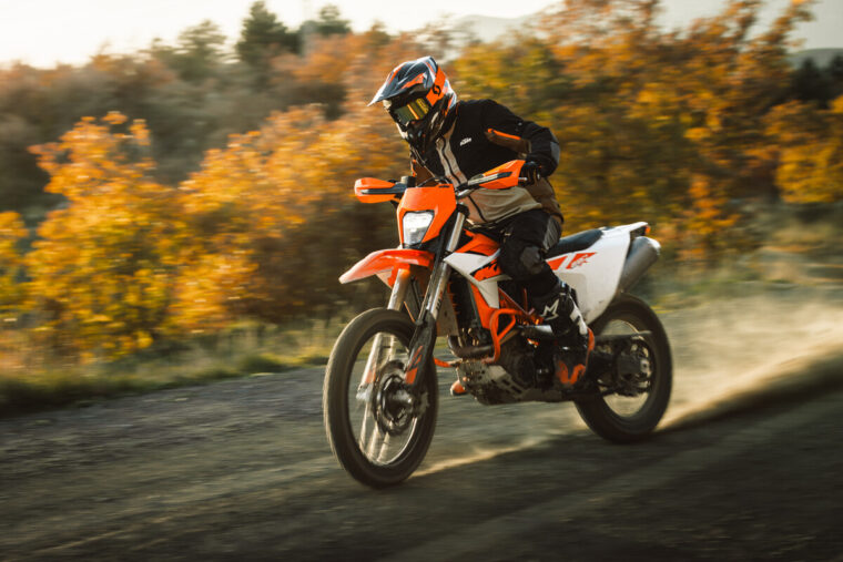 KTM-690-Enduro-R-2026-accion43