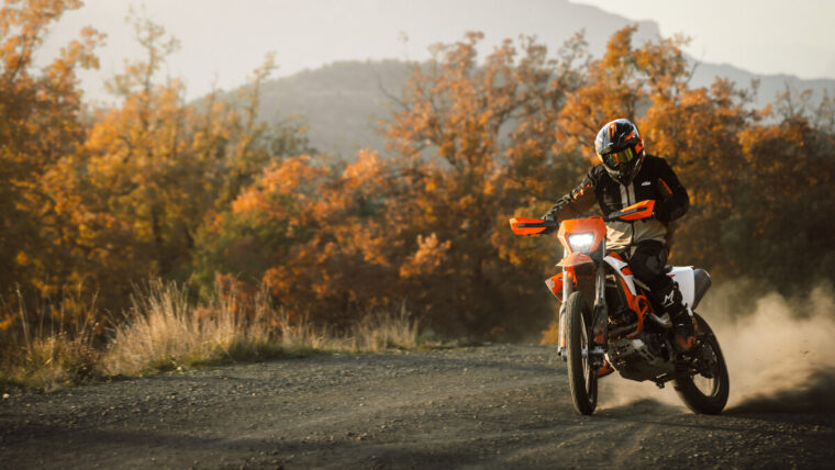 KTM-690-Enduro-R-2026-accion44