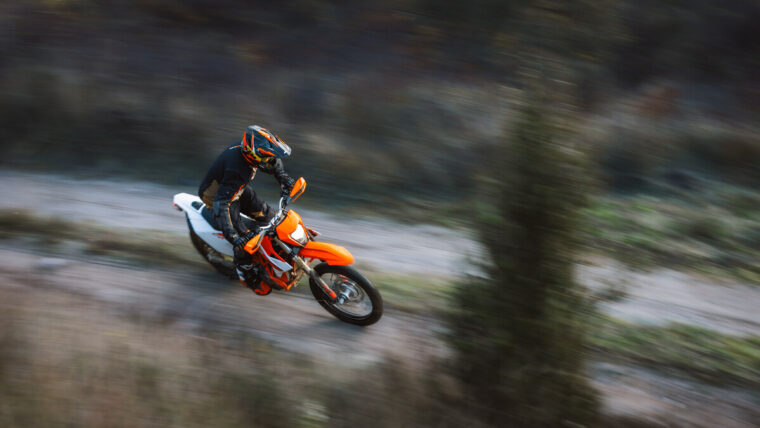 KTM-690-Enduro-R-2026-accion47
