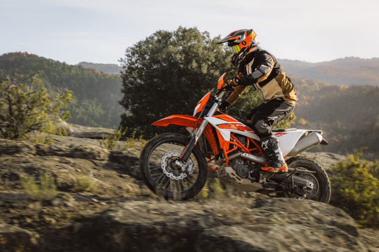 KTM-690-Enduro-R-2026-accion49