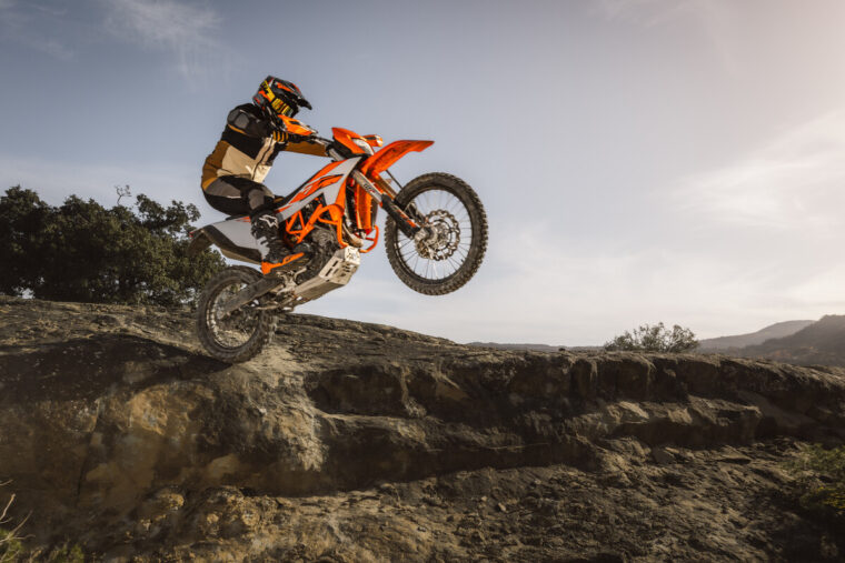 KTM-690-Enduro-R-2026-accion52
