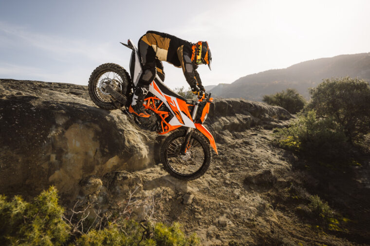 KTM-690-Enduro-R-2026-accion54
