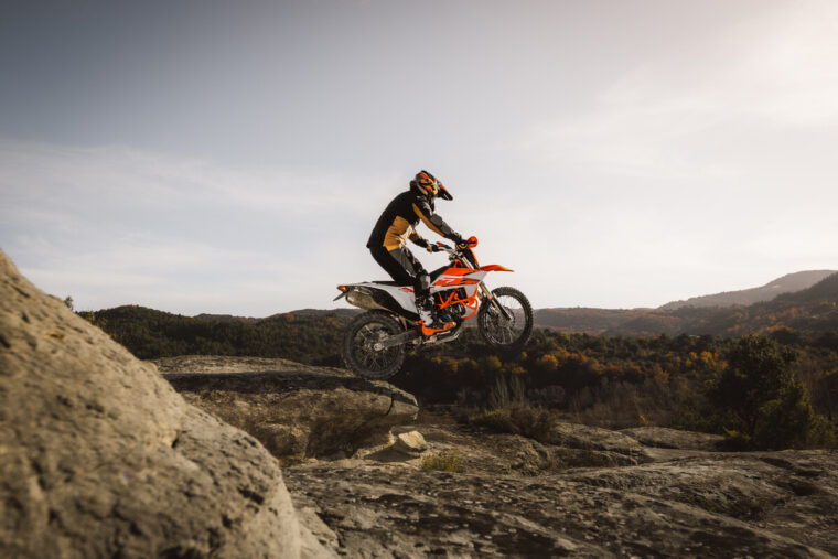 KTM-690-Enduro-R-2026-accion57