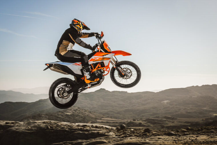 KTM-690-Enduro-R-2026-accion6