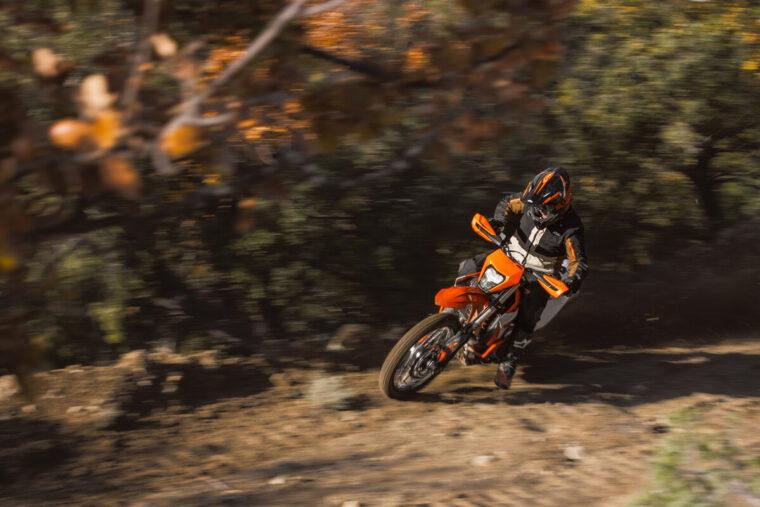 KTM-690-Enduro-R-2026-accion61
