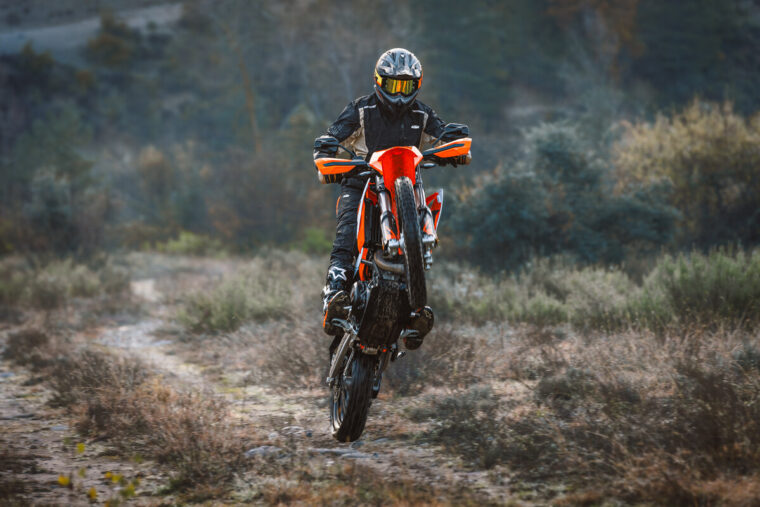 KTM-690-Enduro-R-2026-accion63
