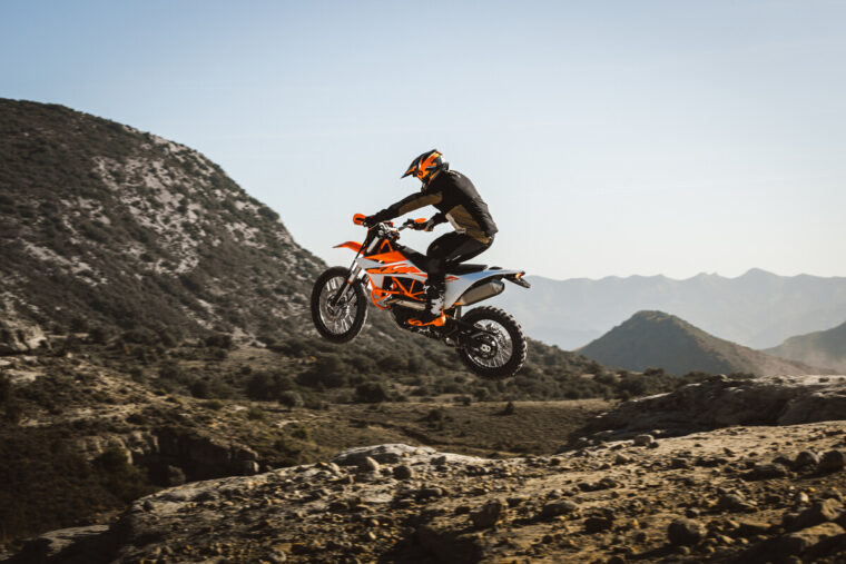 KTM-690-Enduro-R-2026-accion7