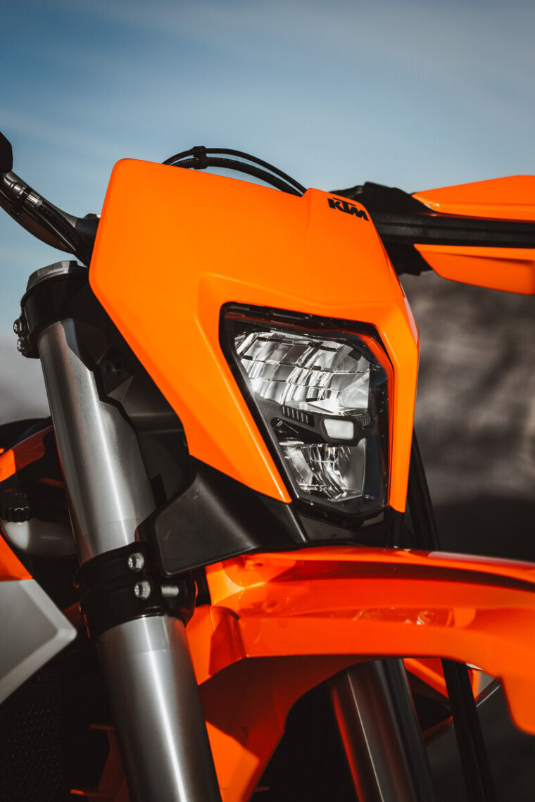 KTM 690 Enduro R 2026 detalles11