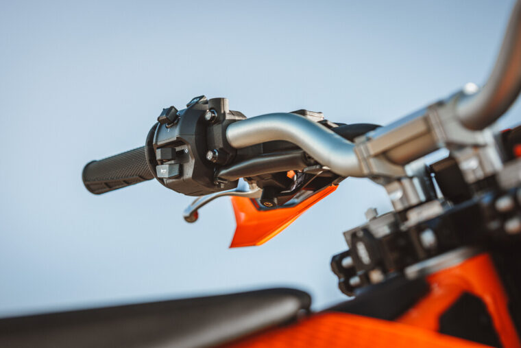 KTM-690-Enduro-R-2026-detalles24