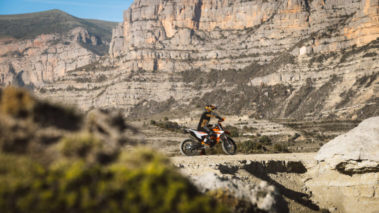 KTM-690-Enduro-R-2026-estaticas10