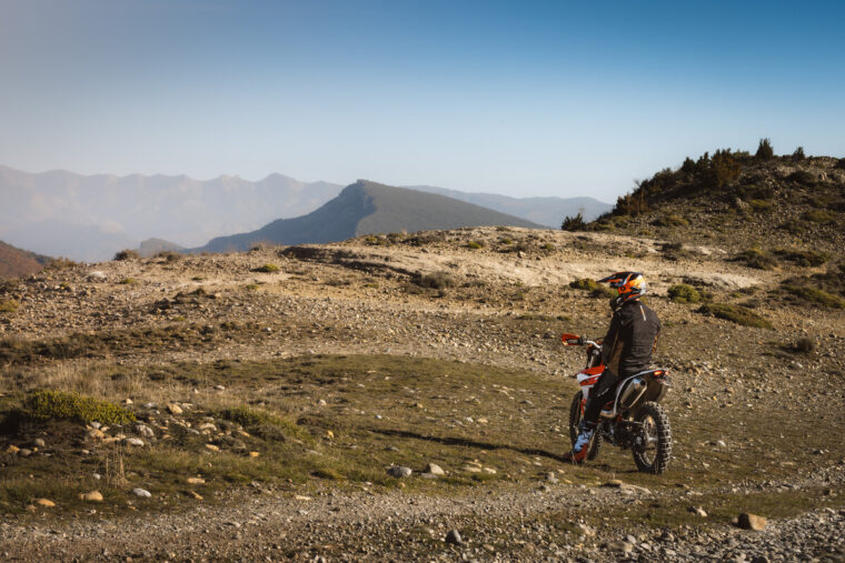 KTM-690-Enduro-R-2026-estaticas11