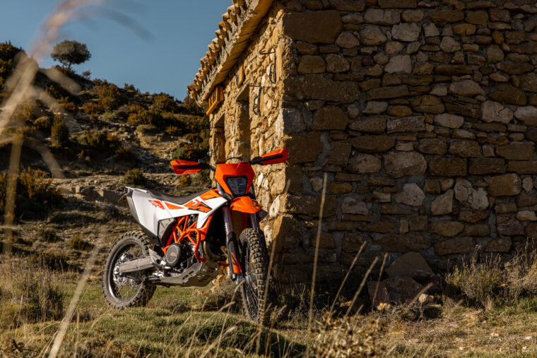 KTM-690-Enduro-R-2026-estaticas13