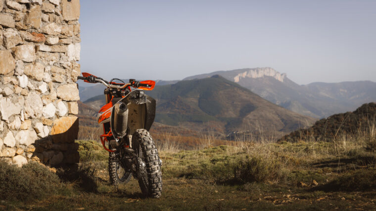 KTM-690-Enduro-R-2026-estaticas15