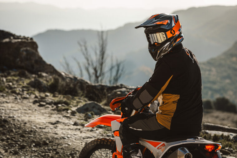 KTM-690-Enduro-R-2026-estaticas16