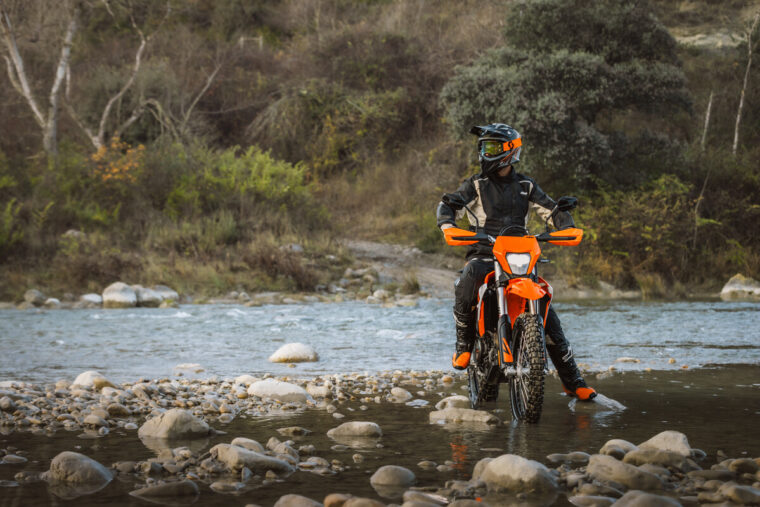 KTM-690-Enduro-R-2026-estaticas2
