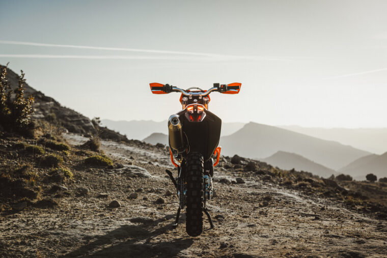 KTM-690-Enduro-R-2026-estaticas22