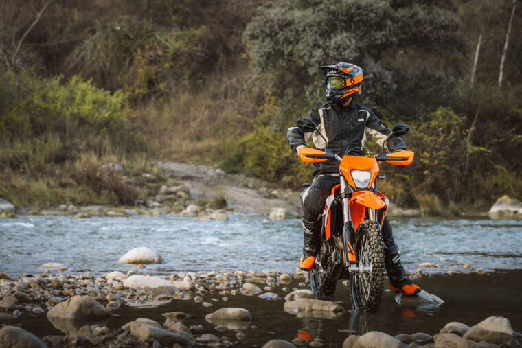 KTM-690-Enduro-R-2026-estaticas25