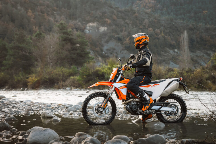 KTM-690-Enduro-R-2026-estaticas26
