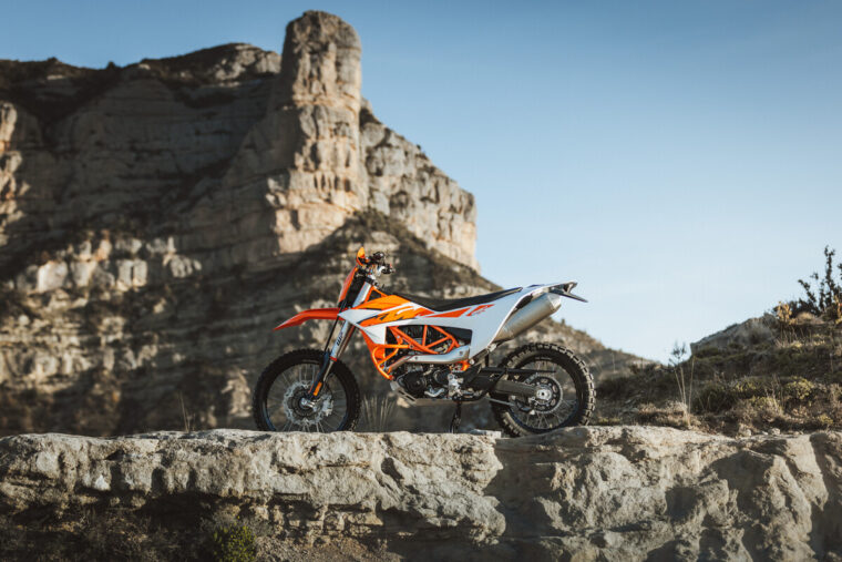 KTM-690-Enduro-R-2026-estaticas27