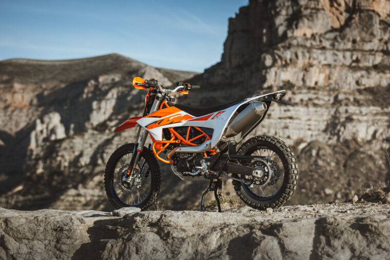 KTM-690-Enduro-R-2026-estaticas29