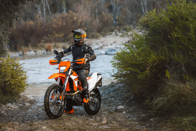 KTM-690-Enduro-R-2026-estaticas3