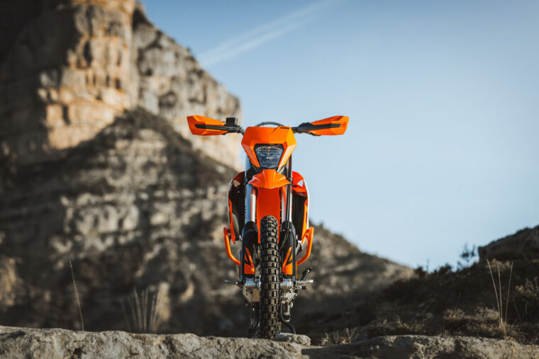 KTM-690-Enduro-R-2026-estaticas31