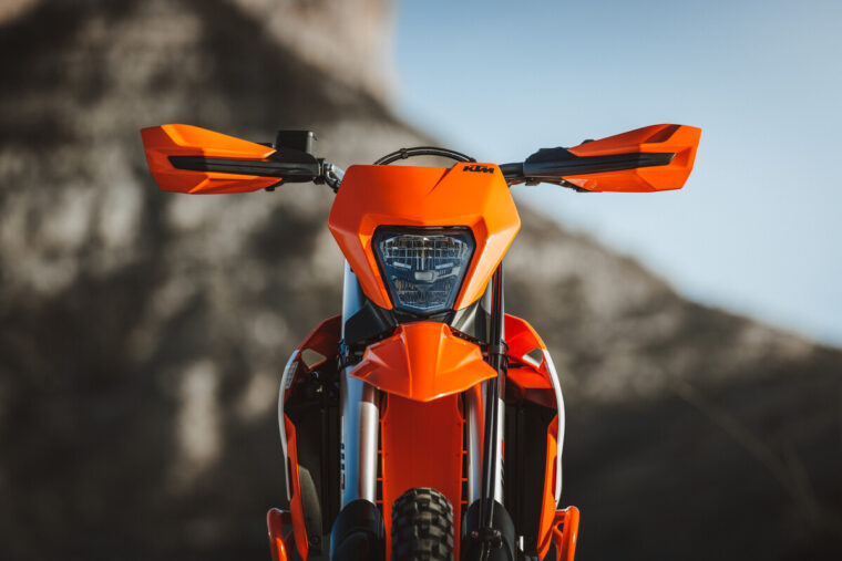 KTM-690-Enduro-R-2026-estaticas33