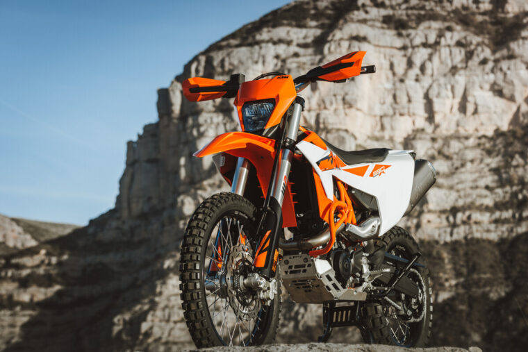 KTM-690-Enduro-R-2026-estaticas35