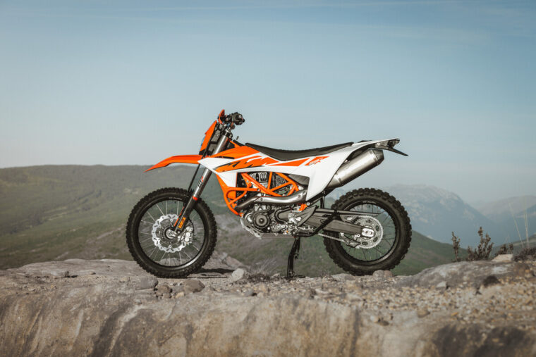 KTM-690-Enduro-R-2026-estaticas36
