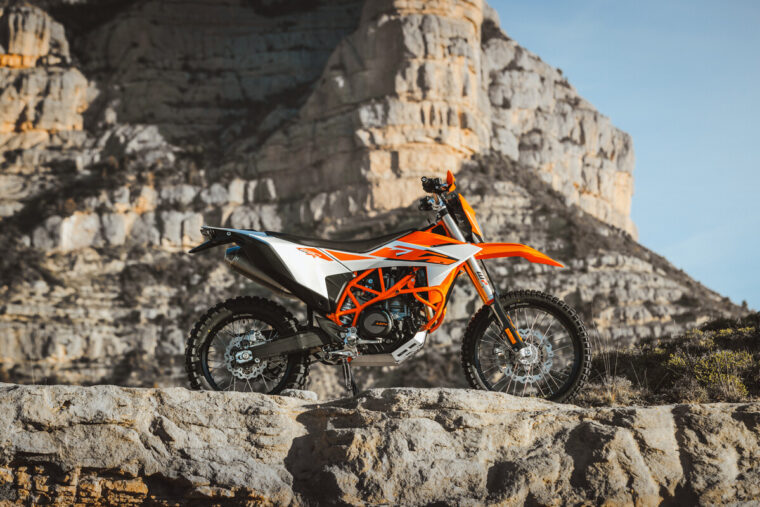 KTM-690-Enduro-R-2026-estaticas38