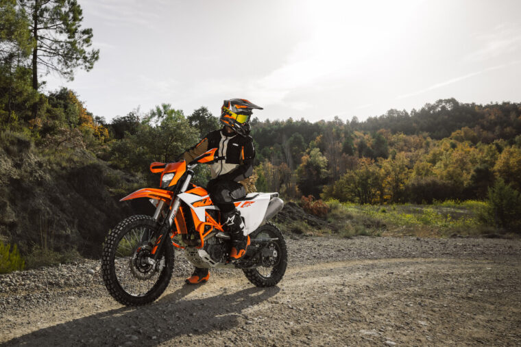 KTM-690-Enduro-R-2026-estaticas5