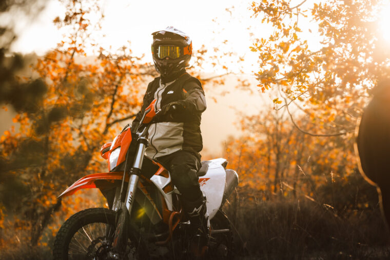 KTM-690-Enduro-R-2026-estaticas6