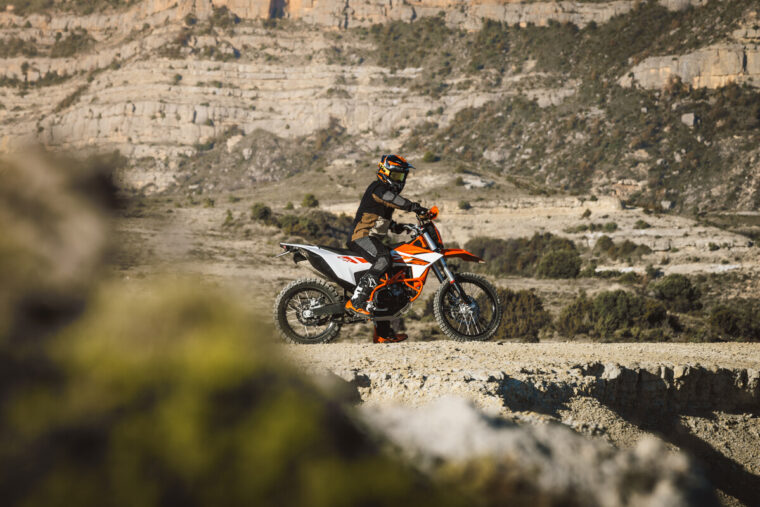 KTM-690-Enduro-R-2026-estaticas9