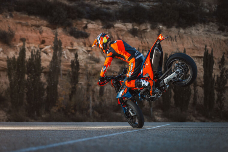 KTM-690-SMC-R-2026-accion1