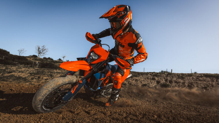 KTM-690-SMC-R-2026-accion10
