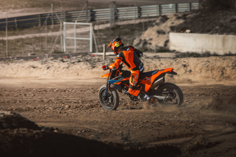 KTM-690-SMC-R-2026-accion11