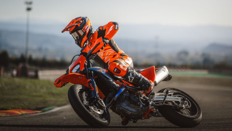 KTM-690-SMC-R-2026-accion12