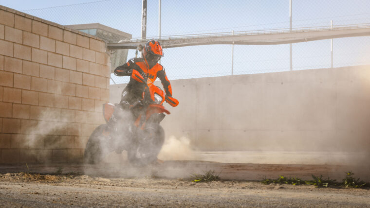 KTM-690-SMC-R-2026-accion13