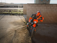 KTM 690 SMC R 2026 63 KTM 690 SMC R 2026 accion15