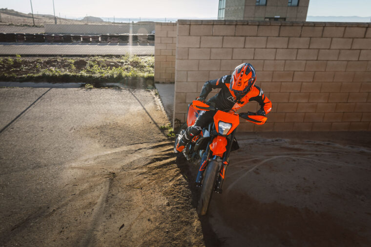 KTM-690-SMC-R-2026-accion15