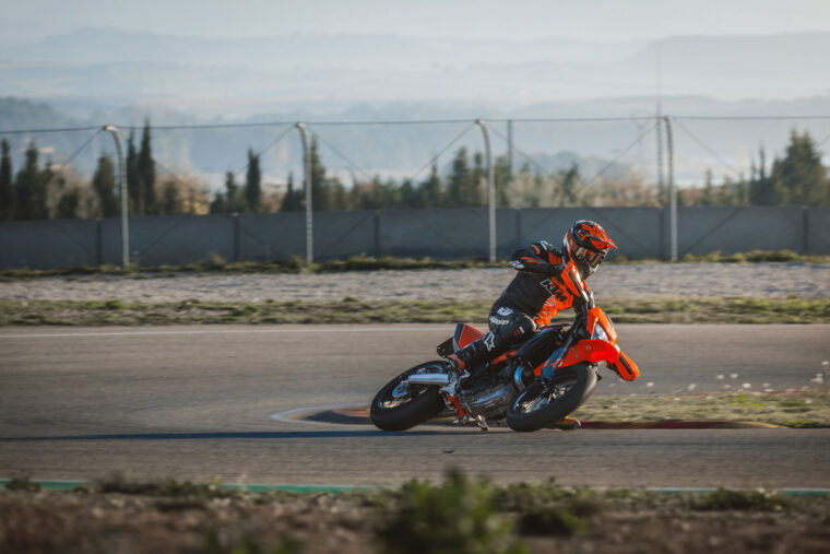 KTM-690-SMC-R-2026-accion16