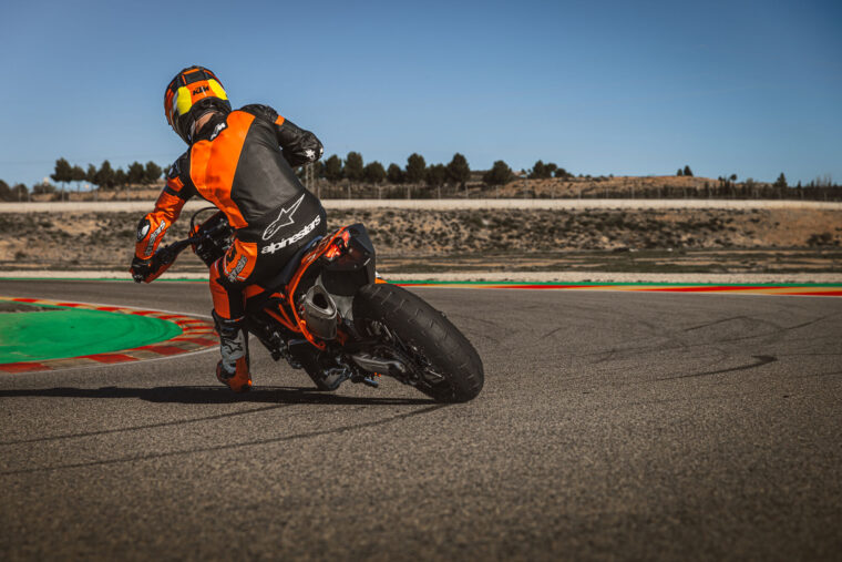 KTM-690-SMC-R-2026-accion18