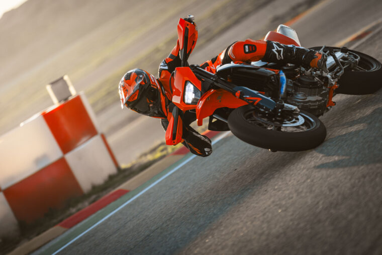 KTM-690-SMC-R-2026-accion2