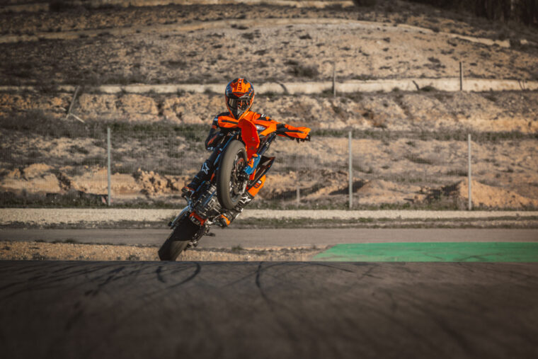 KTM-690-SMC-R-2026-accion21