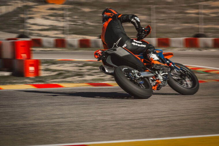 KTM-690-SMC-R-2026-accion22