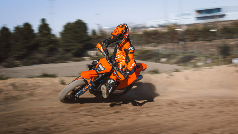 KTM-690-SMC-R-2026-accion25