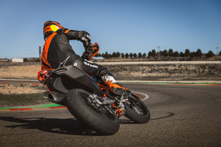 KTM-690-SMC-R-2026-accion27