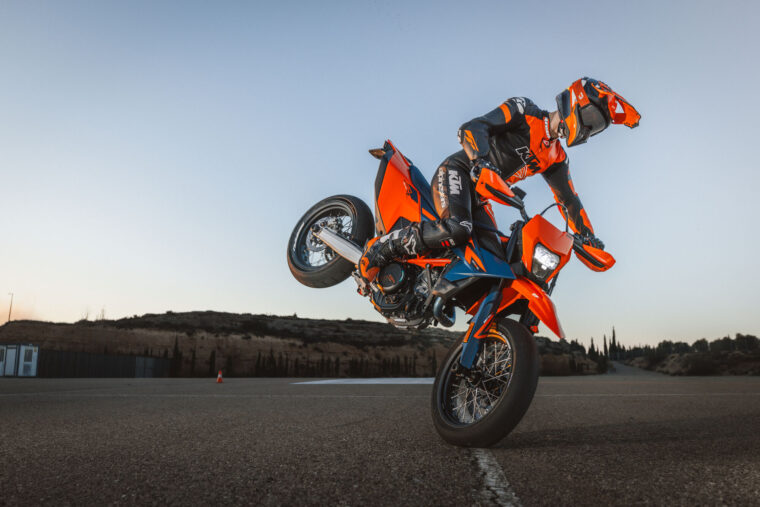 KTM-690-SMC-R-2026-accion29