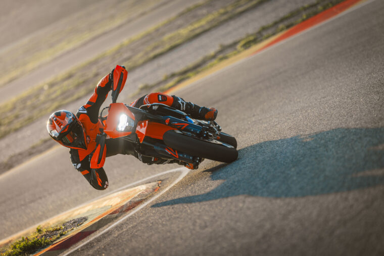 KTM-690-SMC-R-2026-accion3